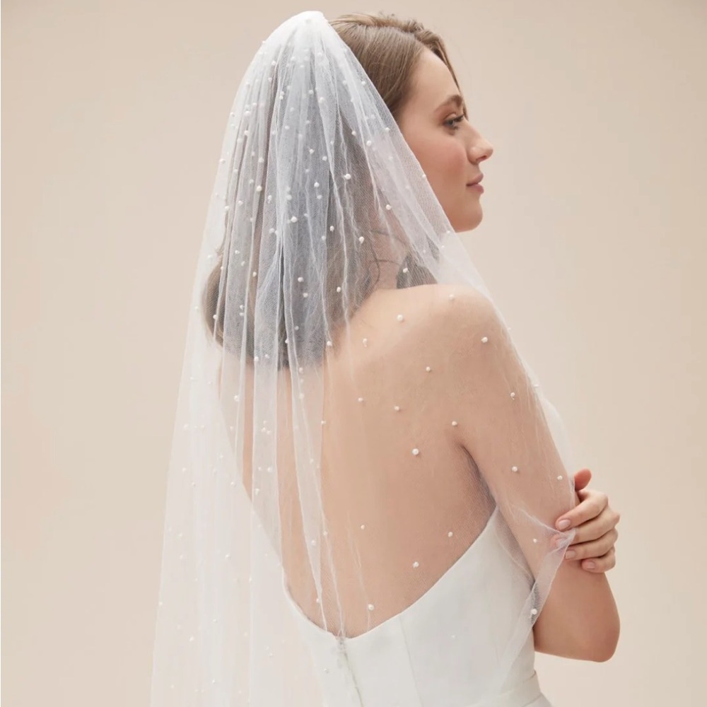 NWT Ivory Fingertip Veil “Hand Beaded Scattered Pearl”